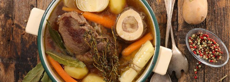 Gastronomie des fêtes en France, repas familial traditionnel avec mets raffinés et vins français